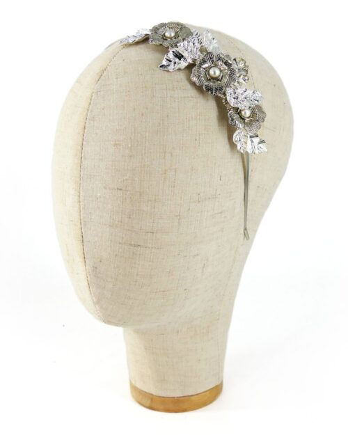 Cerchietto gioiello con filigrane metalliche color argento ricamate con filo metallico. Pezzo unico. Prodotto realizzato a mano in Italia.